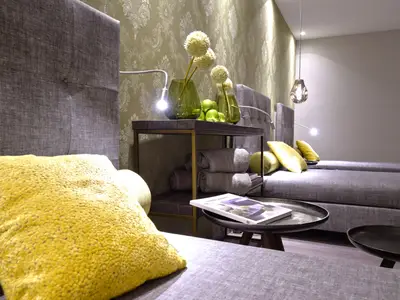 Fein ausgestatteter Ruheraum mit Boxspringbetten und Kuschelsofa/Teestation/Obst