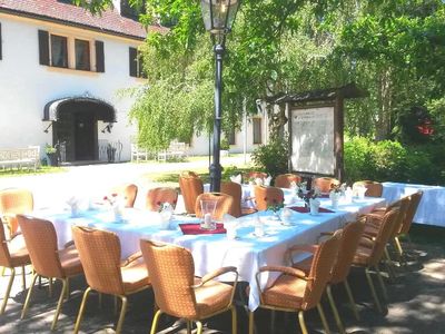 Kaffeegedeck im Schatten.jpg