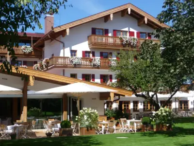 Hotelansicht mit Terrasse