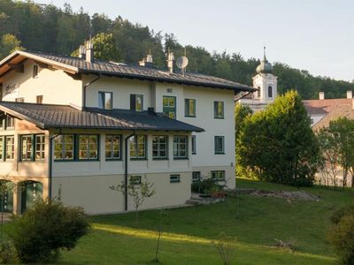 Sicht vom Parkplatz auf das Haus