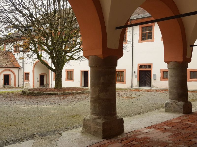 24035464-Einzelzimmer-1-Hohenfels (Freiburg)-800x600-1