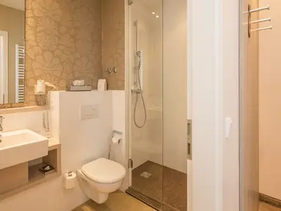 Badezimmer Zimmerbeispiel Einzelzimmer mit Balkon "For One+"