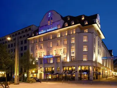 Außenansicht gesamt zur blauen Stunde