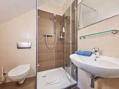 Bad im kleinen Einzelzimmer