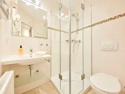 Bad im Deluxe Einzelzimmer