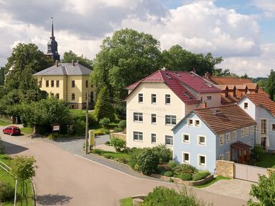 Neben Pfarrhaus und Kirche