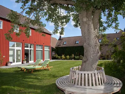 Eingang zum Atelierhaus mit Komfortzimmern und Saunabereich