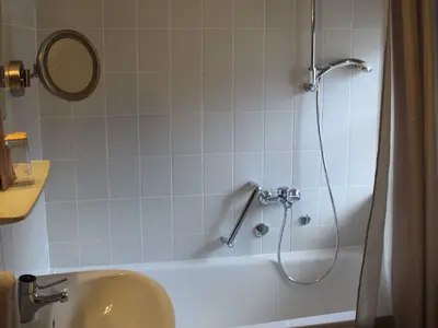 Bad mit Dusche und WC