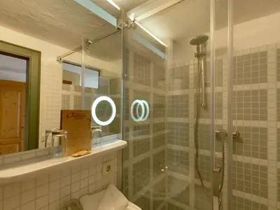 Bad mit Dusche und WC