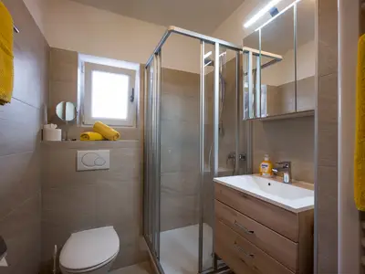 Badezimmer mit Dusche/WC