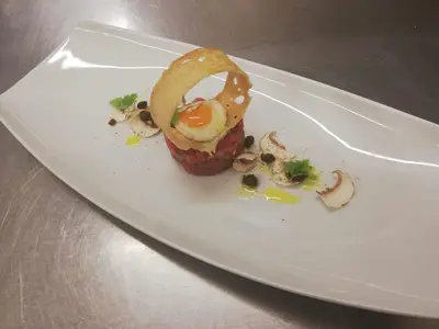 Kalbstatar, Champignons, Wachtelei, Kaperncreme, Croustini