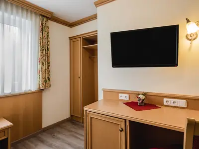 Einzelzimmer Schreibtisch