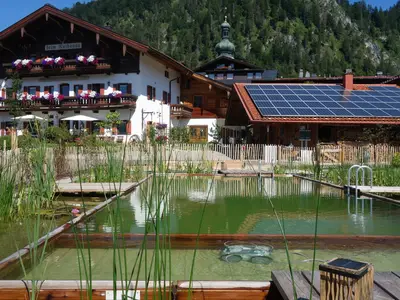 Aussenansicht mit Naturbadeteich