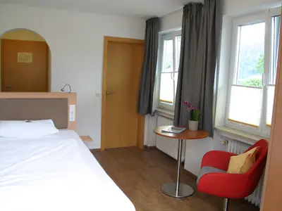 Helles Einzelzimmer mit Bett in Überlänge