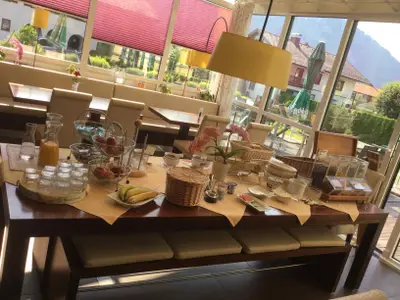 Frühstücksbuffet im Wintergarten