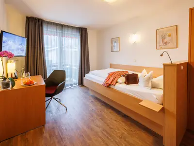 Einzelzimmer mit Übergroßen Bett