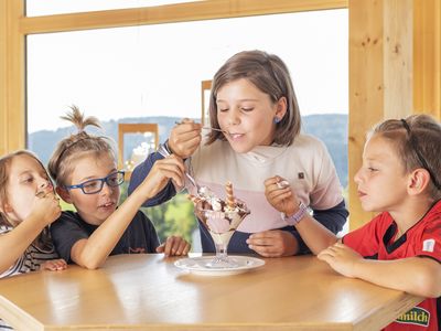 Kinder beim Eisessen - Vier Jahreszeiten am Schluchsee