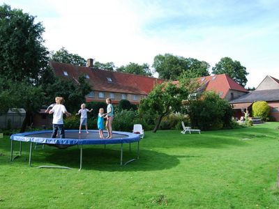 Trampolin auf der Obstwiese