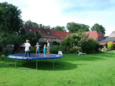 Trampolin auf der Obstwiese