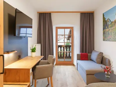 Einzelzimmer mit Schlafcouch und Balkon