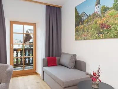 Einzelzimmer mit Schlafcouch und Balkon