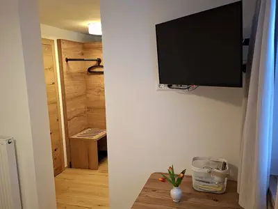 Zimmer 6 Blick zur Garderobe