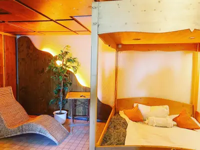 Ruheraum, neben Sauna, mit Heubett
