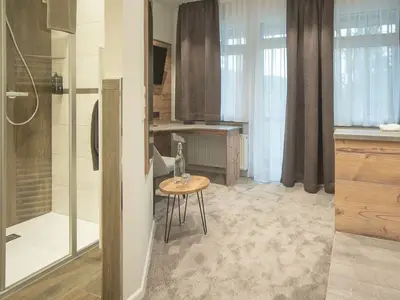 Einzelzimmer mit Dusche und Balkon