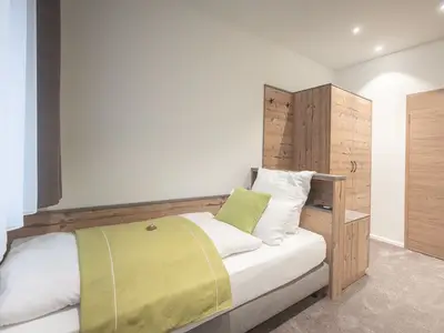 Einzelzimmer mit Dusche und Balkon