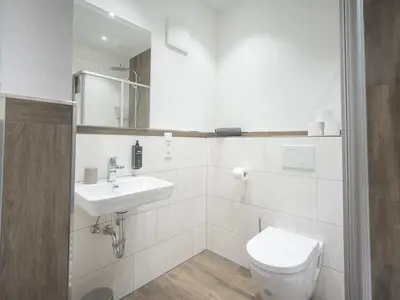 Einzelzimmer mit Dusche und Balkon