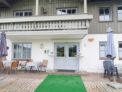 Hausansicht mit Frühstücksterrasse