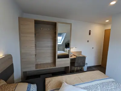 Einzelzimmer ohne Frühstück - kleines Mansardendoppelzimmer mit kl. Bad