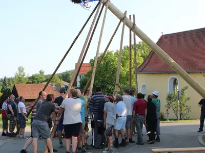 Kirtabaum aufstellen