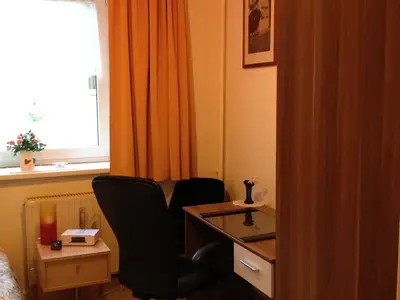 Blick zu Schrank und Tisch