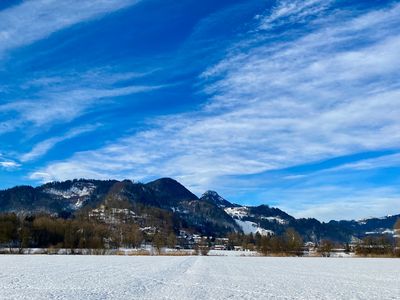 Winterlandschaft mit Blick zum Brünnstein und Hocheck