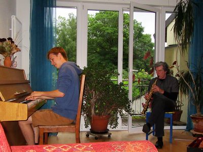 Musizieren in der Sprachpension: Hier eine Jam-Session mit Sprachschüler Giona und Feriengästen
