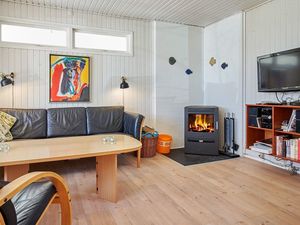 23452966-Ferienhaus-4-Aakirkeby-300x225-2