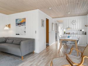 23743993-Ferienhaus-4-Aakirkeby-300x225-2