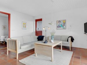 23747735-Ferienhaus-6-Aakirkeby-300x225-3