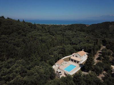 Das Haus aus der Vogelperspektive mit Blick auf das Meer.