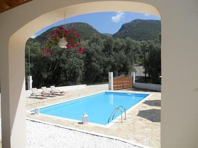 Blick auf den Pool und die Berge.