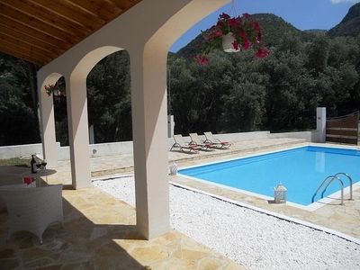 Terrasse am Pool mit Blick auf die Berge.