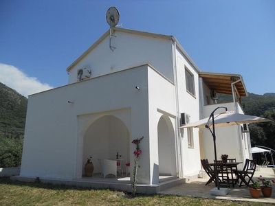 Rückseite des Hauses mit Blick auf die Terrasse.