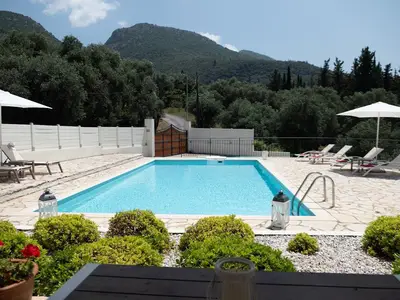 Der Pool in der Abenddämmerung.