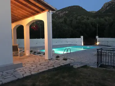 Der Pool in der Abenddämmerung.