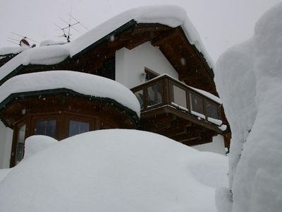 Außenansicht des Gebäudes. Das Haus tief verschneit im Winter....