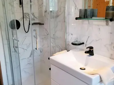 Bad/Dusche. Zweites Bad im OG neben dem zweiten Schlafzimmer (Bild 2/2)