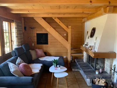 Wohzimmer mit Sofa & Kamin