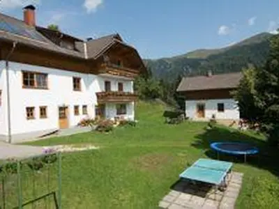 Garten vor Haupthaus und Ferienhaus