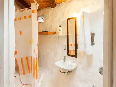 Das kleine Badezimmer mit Duschmöglichkeit